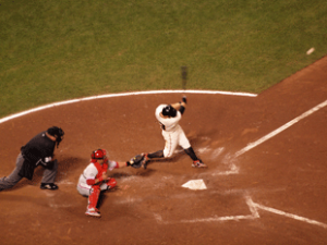 hitter-connecting-with-pitch